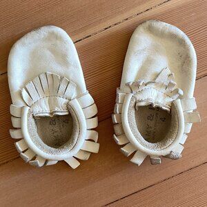 Amy & Ivor WHITE MOCCASINS SIZE 4 (12-18mths)